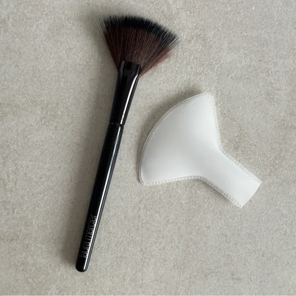 Laura Mercier Fan Powder Brush - Picture 7 of 7